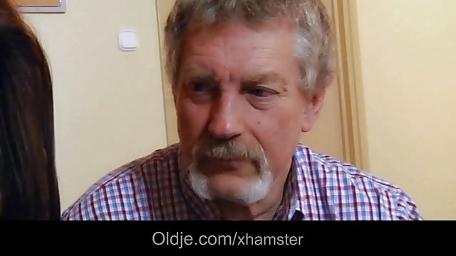 我母親把我介紹給她最好的朋友 亚洲口交 三重奏