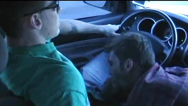 在樓梯上擺弄鄰居 管亚洲色情 邻居女孩