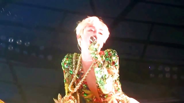 如果你振作起來，你可以同時把它放在我的屁股裡 免费的亚洲视频 性强