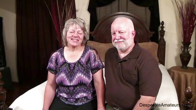 它讓我幫助媽媽進行瑜伽練習 亚洲色情 色情高清