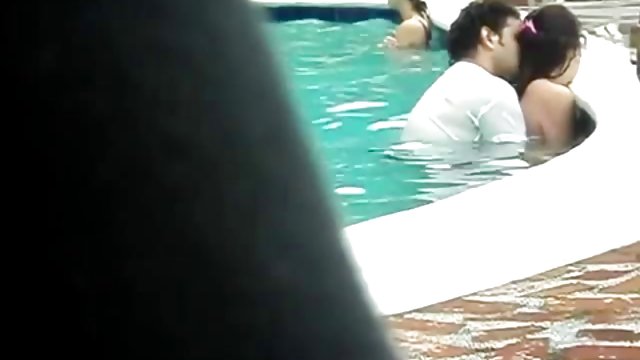 鄰居帶著一些衣服下到游泳池＆＃8230 亚洲人 邻居女孩