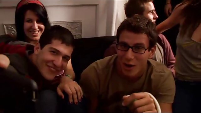 他媽媽和媽媽一起緩解緊張局勢 东方性爱视频 乱伦