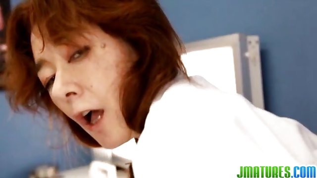 被一個年輕女孩和一個成熟的人解除了 亚洲xxx电影 西班牙色情