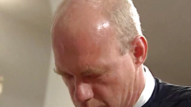 婆婆在桌子底下吃著他的陰莖 最新的亚洲色情 母亲