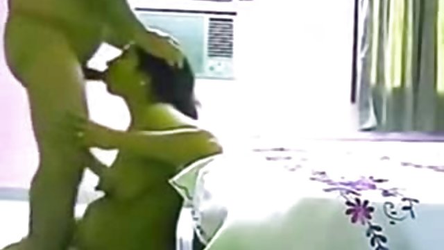 媽媽終於在我的陰莖上反彈了 自制的色情片 乱伦